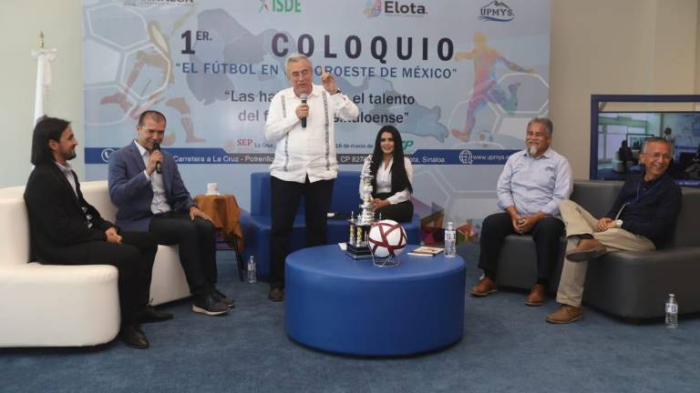 Rubén Rocha Moya estuvo presente en el coloquio de futbol realizado en Elota.