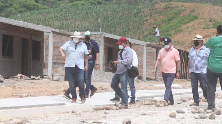 El Gobernador Quirino Ordaz Coppel supervisa los avances de construcción del pueblo Nuevo Santa María.