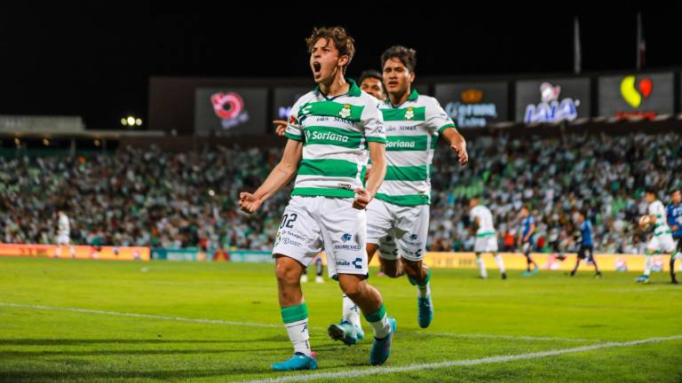 Jordan Carrillo celebra el gol que le dio el dramático empate a Santos Laguna sobre Querétaro.