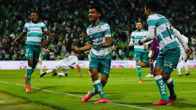 Eduardo Aguirre marca dos goles por Santos Laguna.