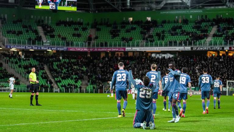 Santiago Giménez celebra su gol