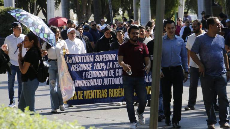 Protesta de la comunidad universitaria en el Palacio de Gobierno en Culiacán.