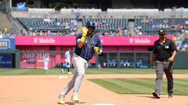 Isaac Paredes celebra su jonrón 17 de la temporada para los Rays de Tampa Bay.