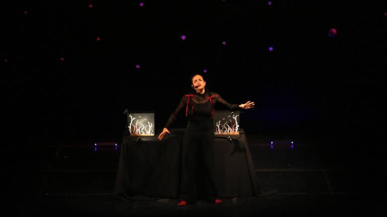 ‘Doce maneras de afilarse los colmillos’ se presentó en el Festival de Monólogos.