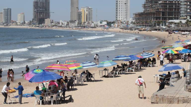 Cientos de personas disfrutaron del sol, la arena y el mar de Mazatlán.