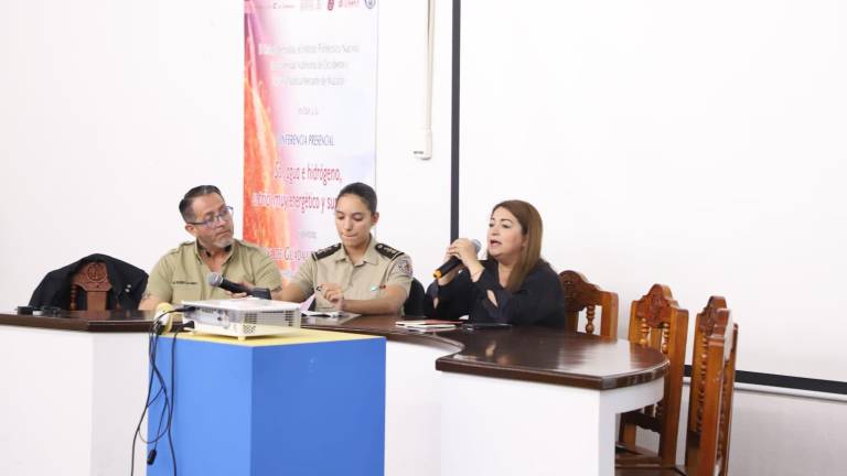 Karina Castillo presenta su libro de poemas Güebsait en la Escuela Náutica.