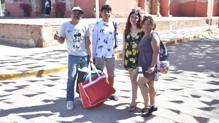 La familia Acosta disfruta su día en Imala.