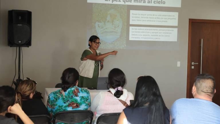 Durante su conferencia en la Casa del Marino, Raquel Zapien explicó la biodiversidad marina y los retos de conservación en Mazatlán.