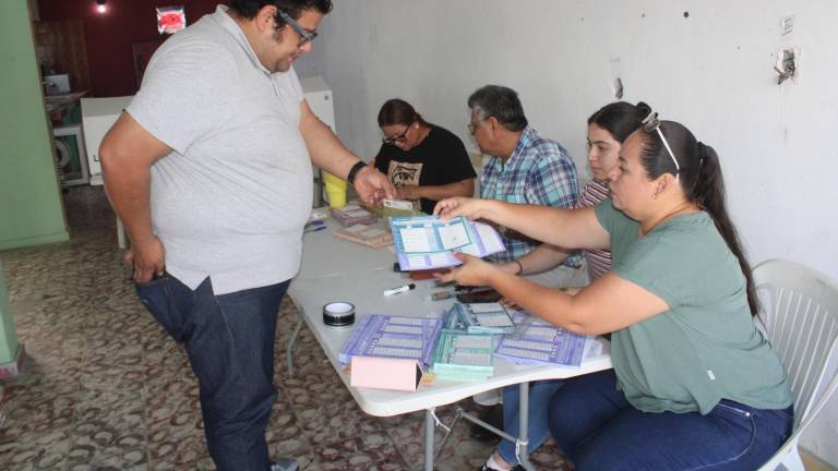 El presidente de Codesin en la zona sur, Tobías Lozano Solorza, ejerce su voto y es además funcionario de casilla en la elección judicial en Rosario.