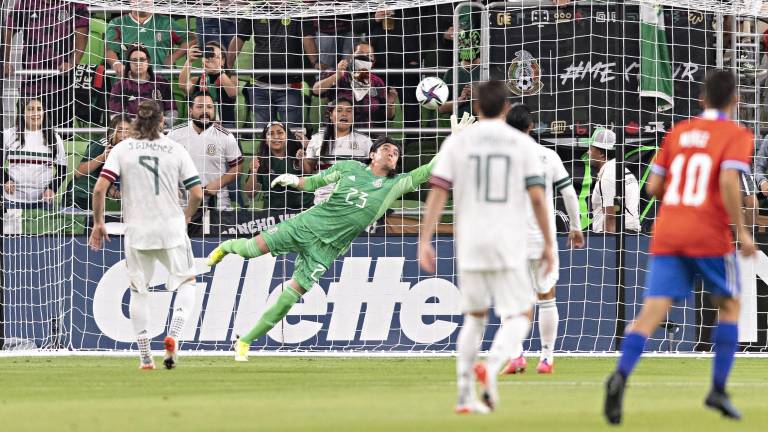 Santiago Giménez marca el primer gol de México.