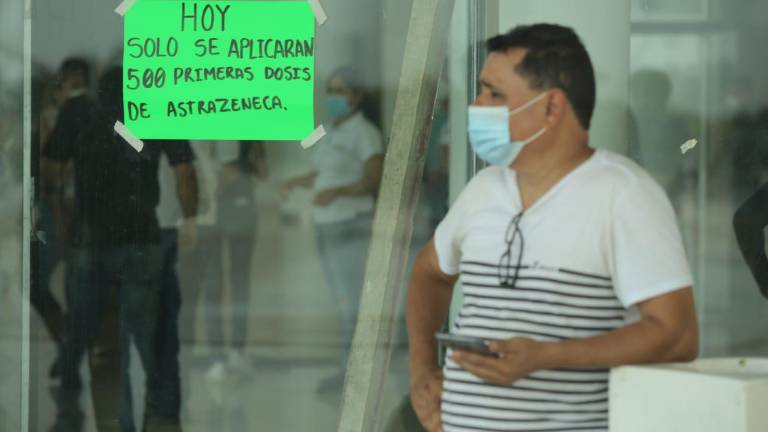 Cada día se dispusieron 500 vacunas para personas rezagadas en los cuatro macro centros de vacunación en el puerto.