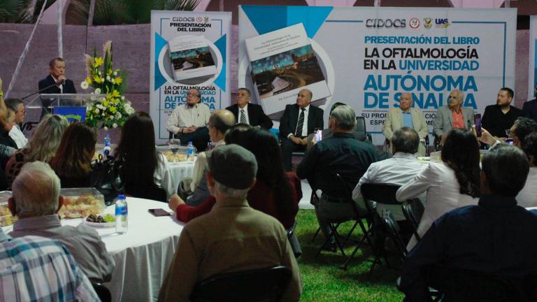 Efraín Romo Santos acompañado de autoridades de la UAS, el Hospital Civil y comentaristas de su nuevo libro.