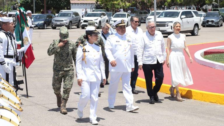 El Secretario General de Gobierno Feliciano Castro Meléndrez acompañó al Gobernador Rubén Rocha Moya a la ceremonia del Día de la Marina en Mazatlán.