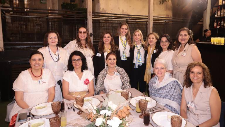 Martha González de Manrique, Lourdes Cervantes de Barradas, Imelda Morales de Chicuate y Balbina Herrera de Medrano entre las damas de las sedes de Ciudad Juárez, Guadalajara, Aguascalientes y Tepatitlán.