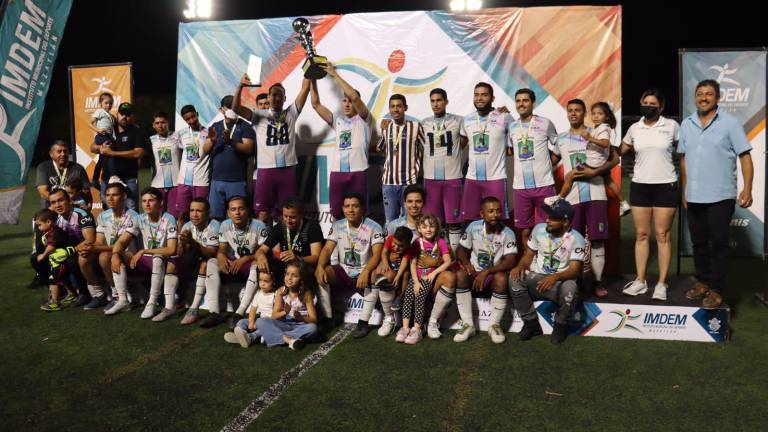Jumapam FC celebra su campeonato.