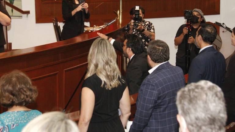 Juan de Dios Gámez Mendívil rindió protesta el viernes 10 de junio en sesión extraordinaria del Congreso del Estado.