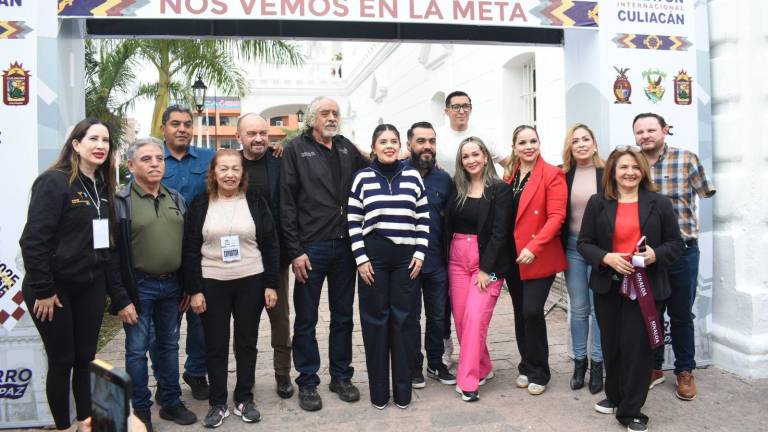 Organizadores y patrocinadores del evento realizan el corte de listón de la Expo Deportiva.