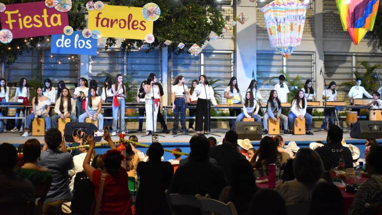 Las familias disfrutan de espectáculos artísticos durante la Fiesta de los Faroles.