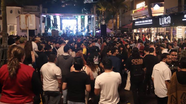 Tras el término del desfile de este domingo 2 de marzo, miles de personas siguieron la fiesta en el Paseo Olas Altas.