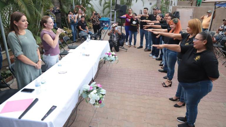 Integrantes de la directiva de la nueva Unión de Tianguistas, Comerciantes y Vendedores de Mazatlán rindieron protesta en un evento con autoridades y comerciantes locales.