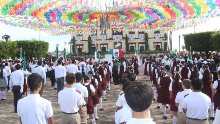 Ceremonia con la que se conmemora la Independencia de México en Rosario.