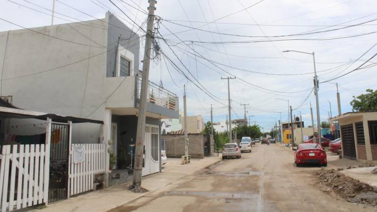 Tras un accidente, el poste quedó con la base destruida, pendiendo de cables y sin transformador.