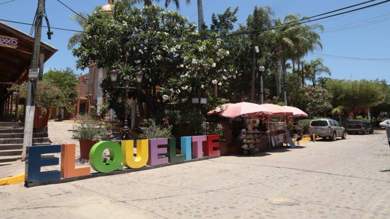 Comerciantes de El Quelite esperan que en las vacaciones de verano se incremente más el arribo de visitantes para que tengan un respiro económico.