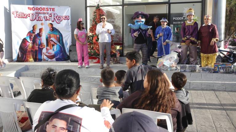 En manos de los Reyes Magos, los niños y niñas recibieron los regalos que los lectores de Datemex donaron.