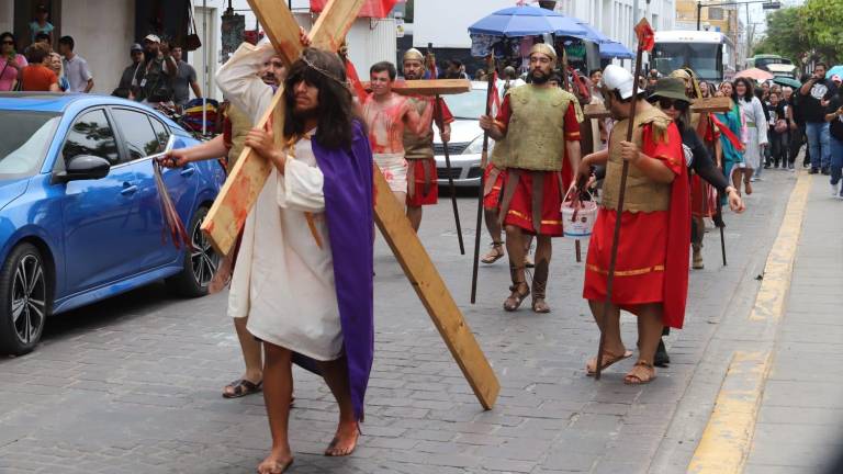 Durante el recorrido, Jesús carga su cruz, hasta el monte del destino.