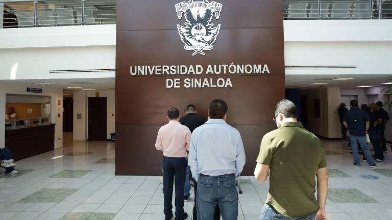 Desde las 8:00 horas se instalaron alrededor de 400 urnas en todas las unidades académicas y administrativas de la institución.