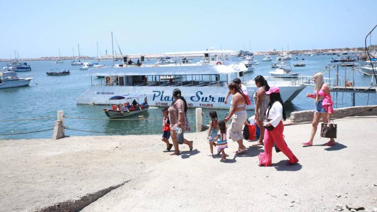 Los catamaranes ofrecen a los paseantes recorridos por la bahía de Mazatlán y lugares como la Isla de la Piedra.