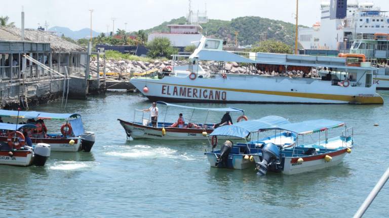 Además de la playa, los visitantes disfrutan de los paseos en la bahía.