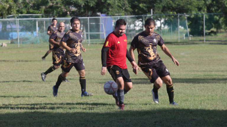 Encuentros de mucha intensidad se observan en el Torneo de Futbol de la Salud.
