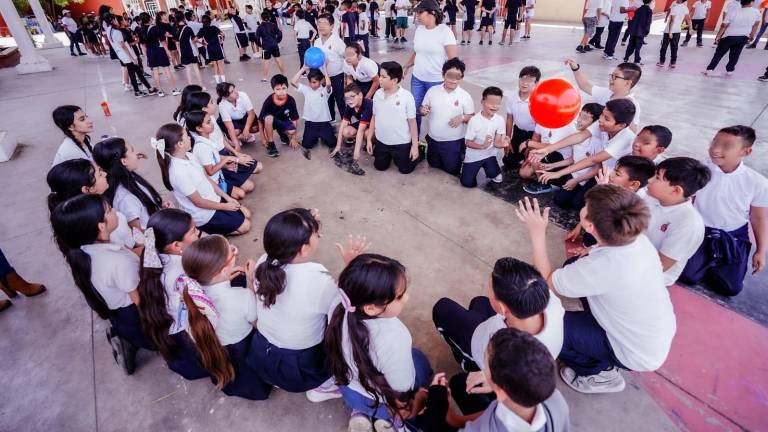 Alumnos de la primaria Bicentenario de la Independencia, durante el evento.