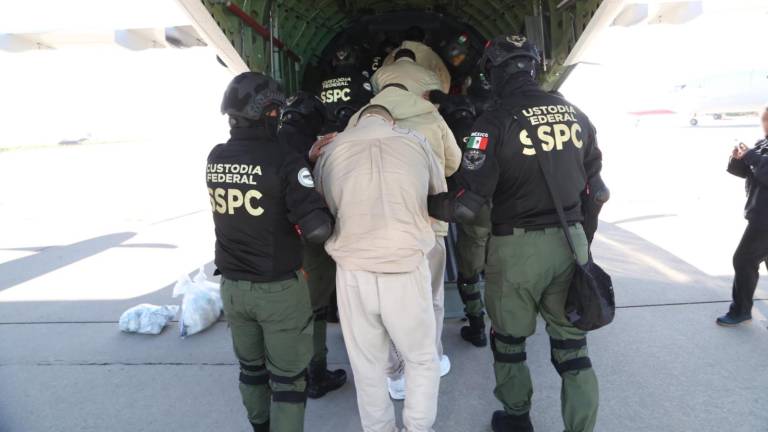 Autoridades federales trasladaron a 60 personas privadas de la libertad a distintos centros penitenciarios federales del país.