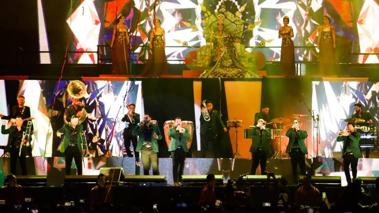 La Banda MS celebra en el Carnaval de Mazatlán 20 años de trayectoria.