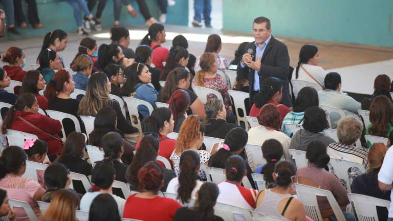 Alrededor de 200 mujeres se reúnen en la “Germán Evers” para cobrar el beneficio bimestral.