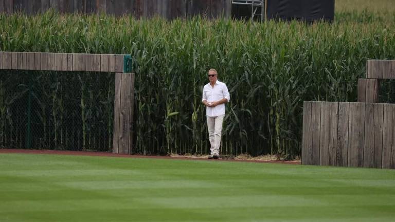 Kevin Costner entrando al campo de juego.