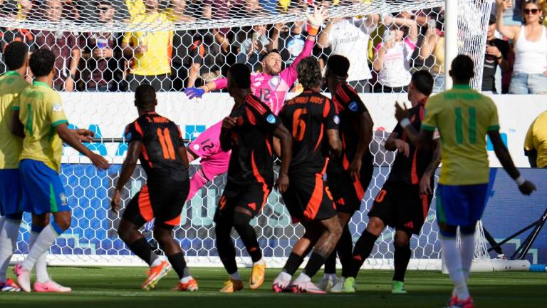 El portero colombiano Camilo Vargas no pudo evitar el gol en tiro libre de Raphinha.