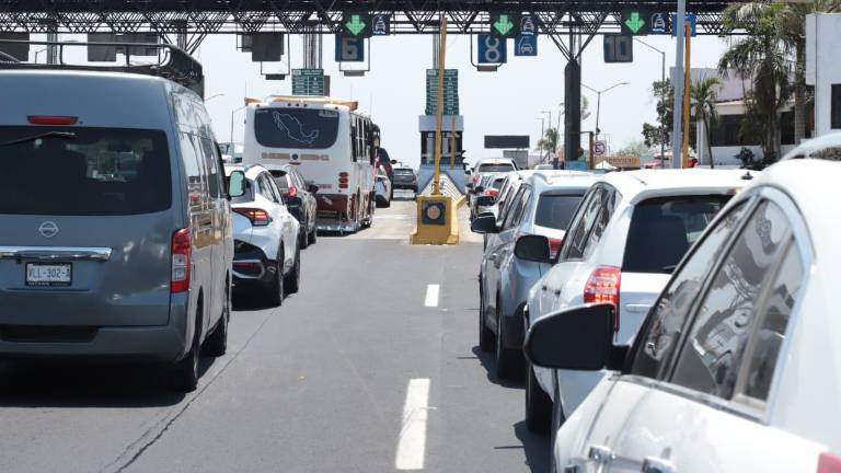 La autopista Mazatlán-Culiacán registra un fuerte tráfico vehicular hacia el puerto.