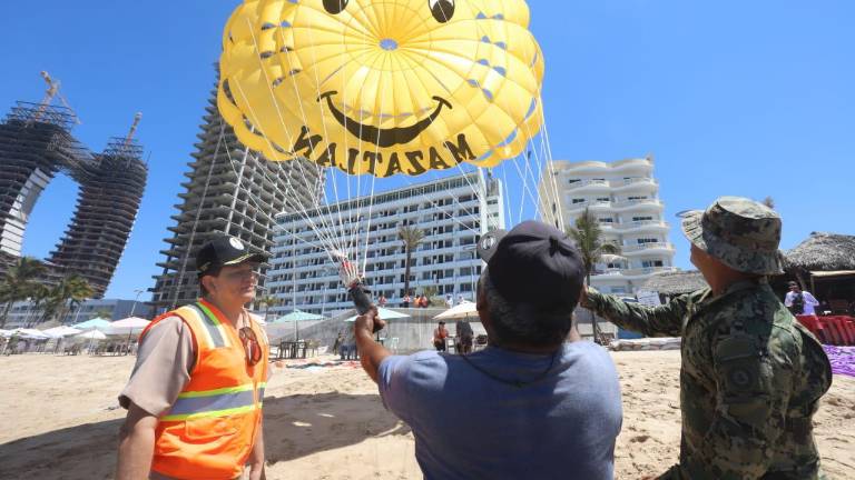 Revisan la operación de los parachutes en Mazatlán.