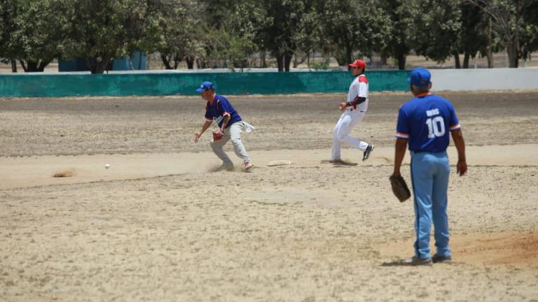 Buenos encuentros se ven cada jornada en la Liga de Beisbol de 60 años y más del Club Chololos.