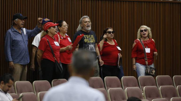 Integrantes de la CNTE se manifiestan en el Congreso de Sinaloa en respaldo al movimiento nacional.