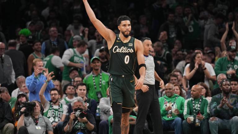 Jayson Tatum fue determinante para que los Celtics iniciaran su temporada con una victoria.