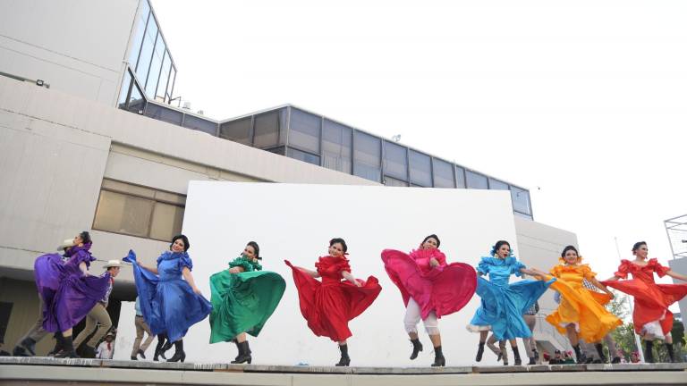Viven la alegría sinaloense con el Grupo Folclórico Huey Colhuacan