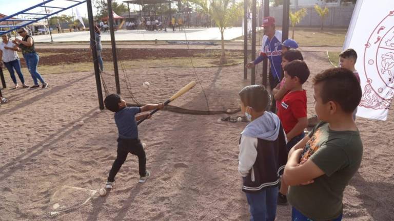 Los pequeños en la jaula de bateo.