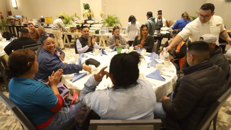 Trabajadores de limpieza del Gobierno de Mazatlán reciben un desayuno de Pueblo Bonito.