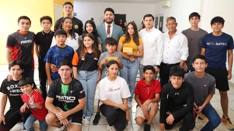 Autoridades de Elota entrregaron las becas a los deportistas que destacaron en competencias nacionales.