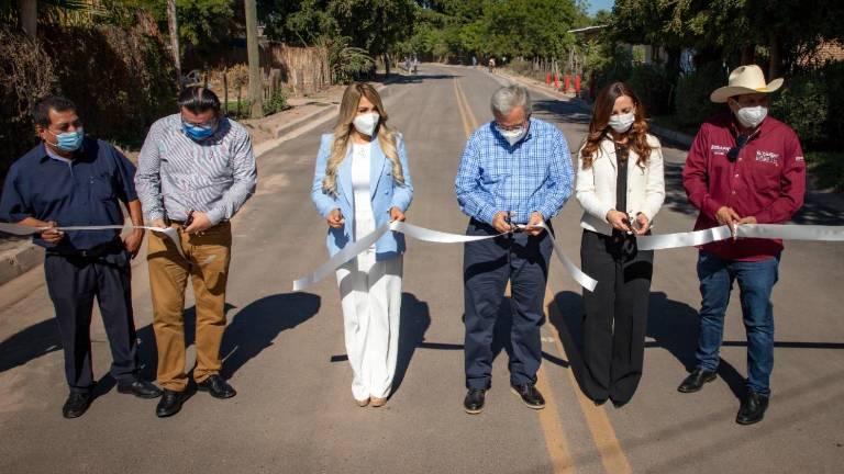 El Gobernador Rubén Rocha Moya junto a la Presidenta Municipal de Mocorito, María Elizalde Ruelas, en la inauguración de la vialidad.