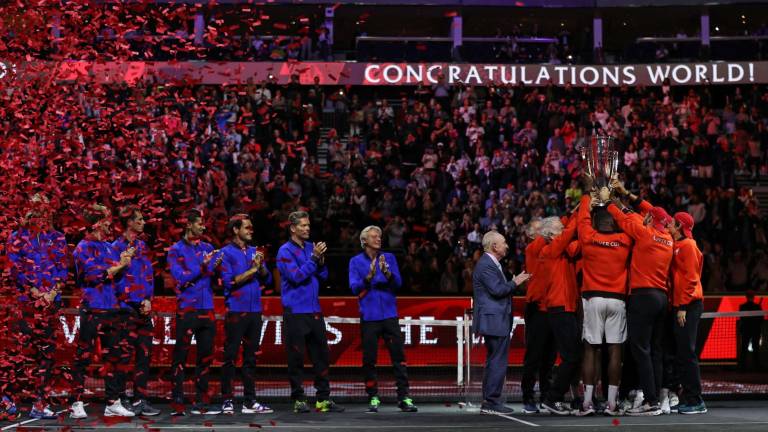 Los jugadores del Resto del Mundo celebran la obtención de la Laver Cup ante la mirada del equipo de Europa.